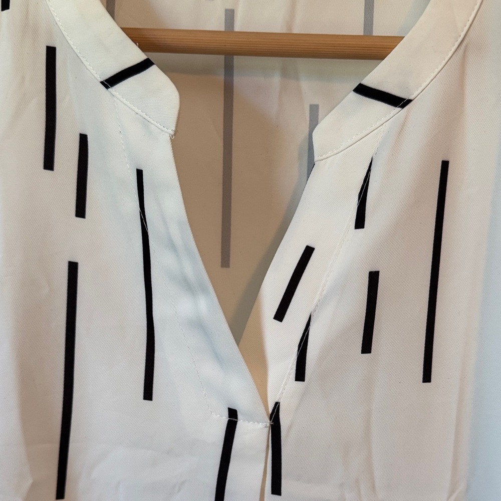 Sleeveless Split V-Neck Printed Blouse - White with Black Linear Print - Picture 5 of 5